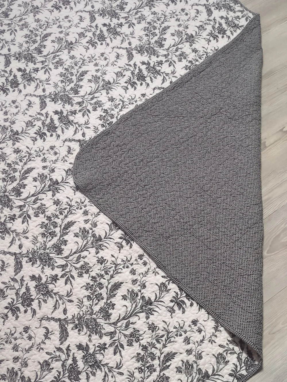 Laura Ashley Queen Quilt 90x90 Black White Floral Toile Cotton Reversible Beddin